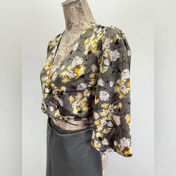 ASTR the LABEL Gray and yellow floral surplice puff sleeve crop top size XS - Picture 3 of 11